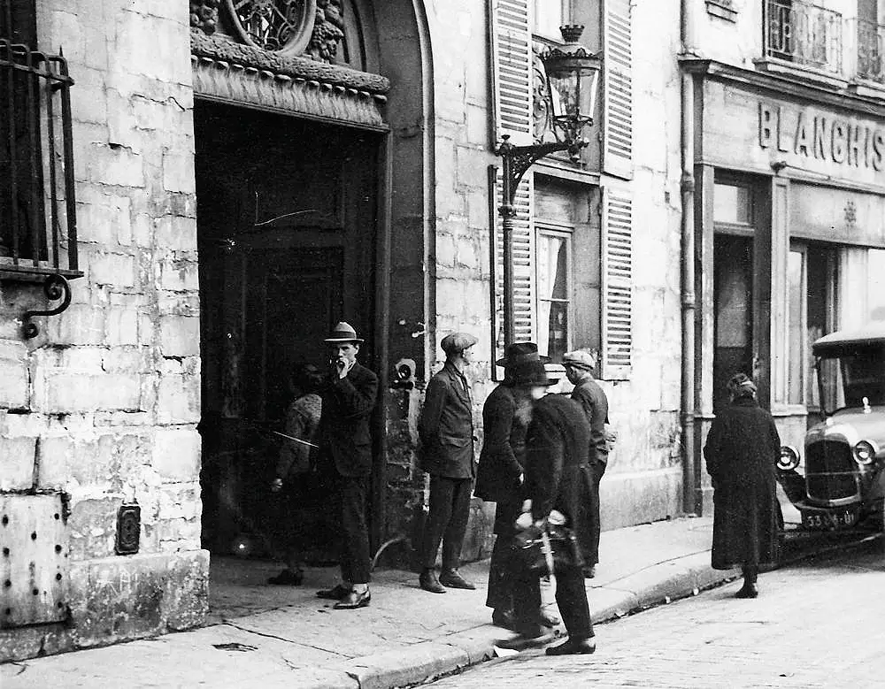 Ladislas Mickiewicz, son of Adam, the great poet whose work he later translated, in front of the Polish library in Paris in the 1920s (Photo J.M. Moser - Polish Historical and Literary Society / The Polish Library in Paris).