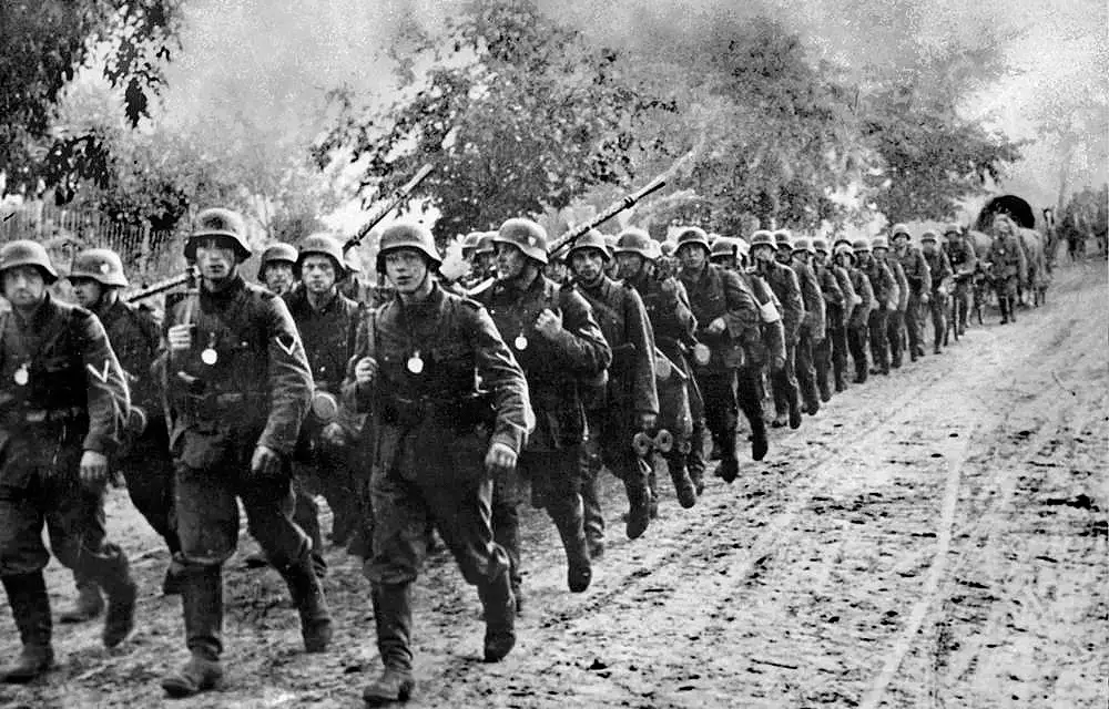 1 September 1939. German soldiers enter Poland (Public domain).