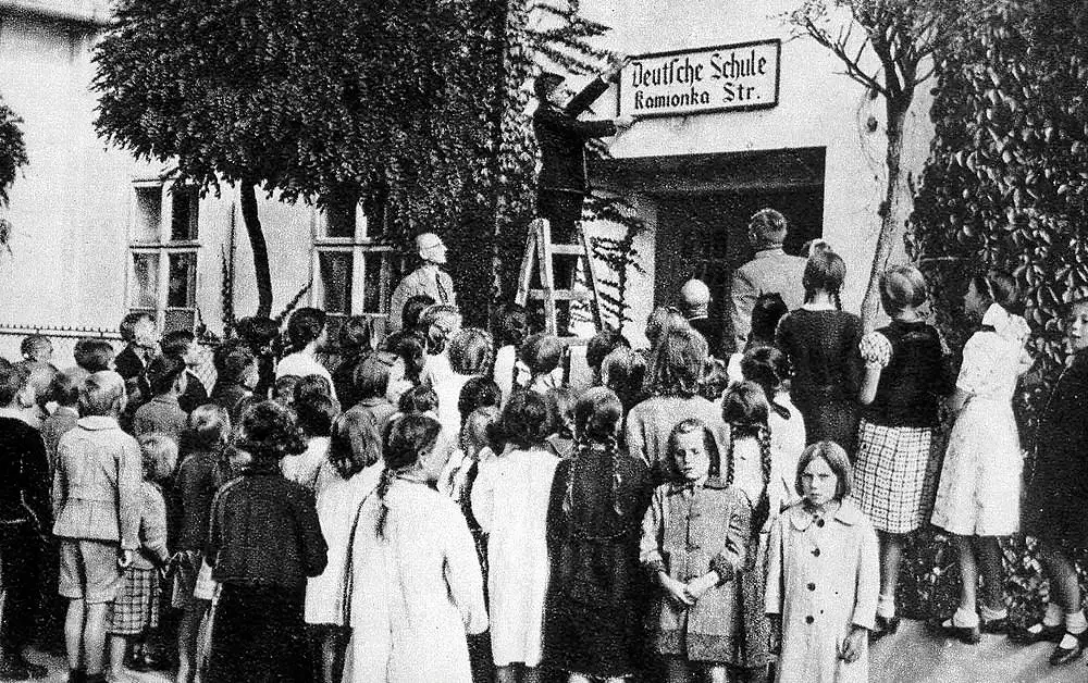 A Polish school becomes a German school (Public domain).