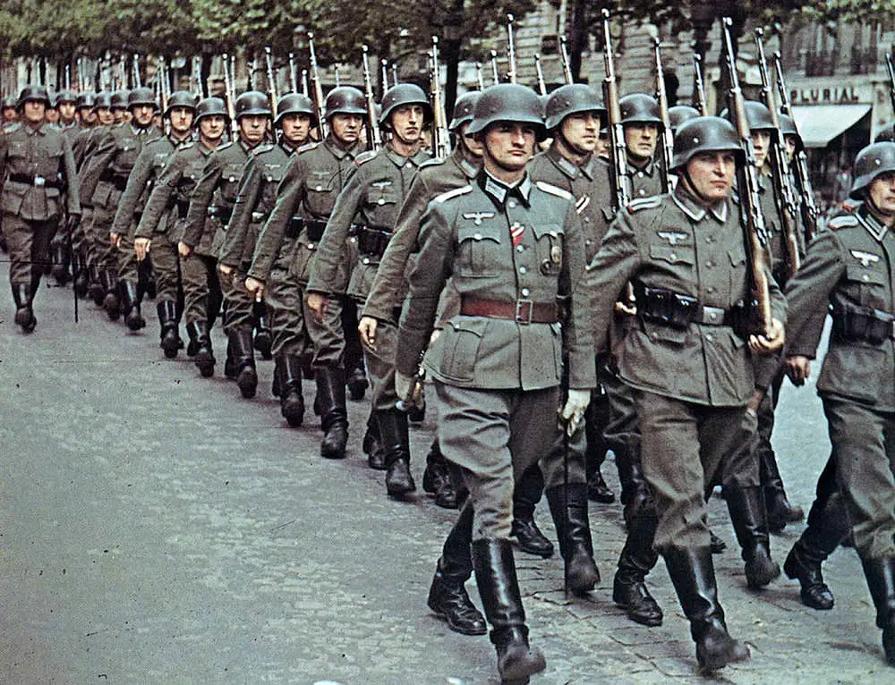 Juin 1940 — German soldiers in the streets of Paris (Public domain).