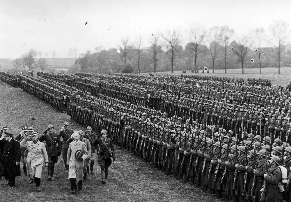 3 May 1940 — Review of the First infantry division (Public domain).