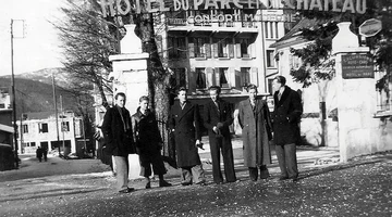 1941-1943. A group of students in front of the school. On the left, Henryk Zdziarski (Association Mémoire du lycée polonais - Polish High School Memorial Association).