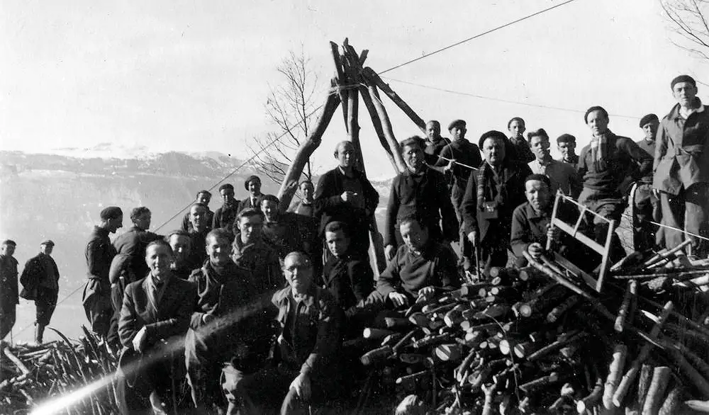 Demobilised soldiers and refugees in a work camp in the Alps (Association Mémoire du lycée polonais - Polish High School Memorial Association).