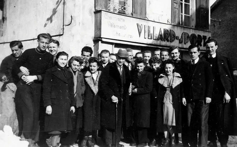 Zygmunt Lubiscz-Zaleski surrounded by students (Association Mémoire du lycée polonais - Polish High School Memorial Association).