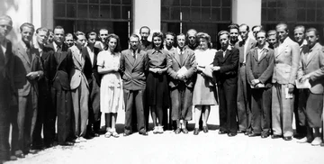 Around Director Berger (Association Mémoire du lycée polonais - Polish High School Memorial Association).