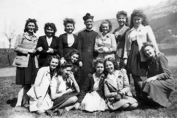 1943-1944 — Father Czajka Kazymierz surrounded by schoolgirls in Lans-en-Vercors (Association Mémoire du lycée polonais - Polish High School Memorial Association).