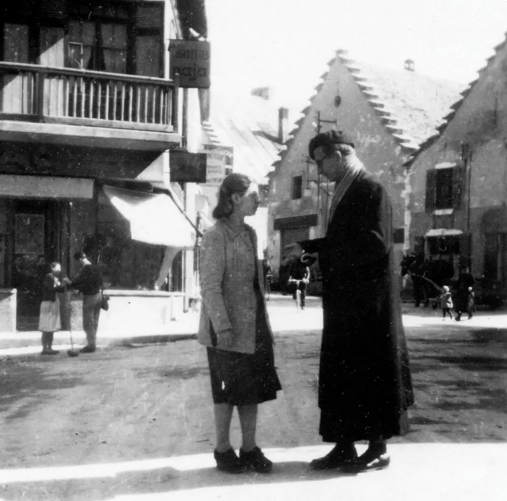 Father Bozowski with Zofia Lukasiewicz in a street in Villard-de-Lans (Association Mémoire du lycée polonais - Polish High School Memorial Association).