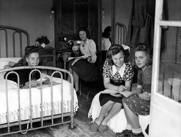 1945 — One of the bedrooms. On the left, Zofia Metelska (Association Mémoire du lycée polonais - Polish High School Memorial Association).