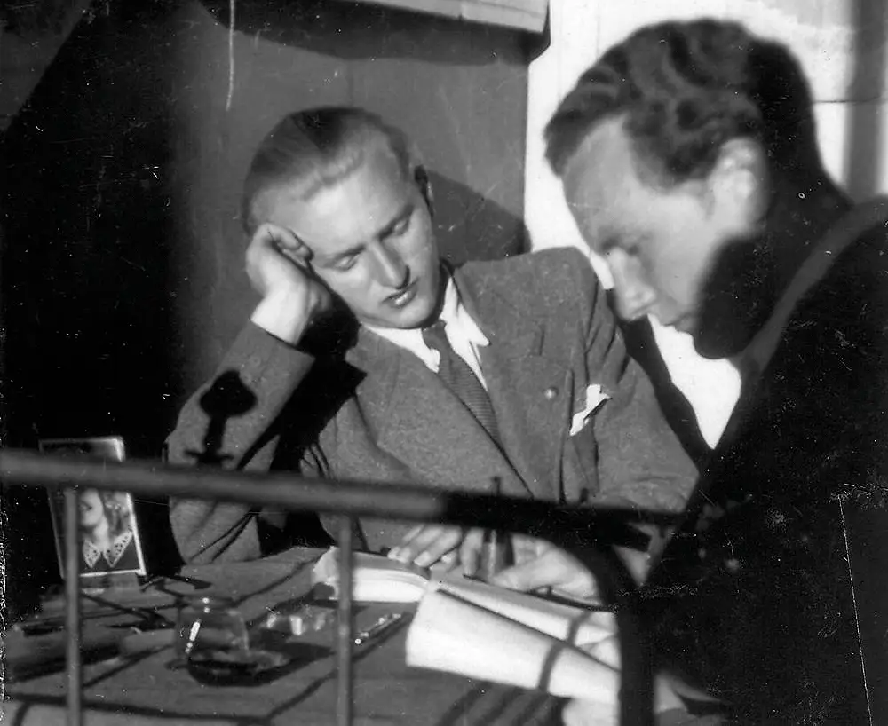 1942 — Ferdynant Kraczkowski in his room (Association Mémoire du lycée polonais - Polish High School Memorial Association).