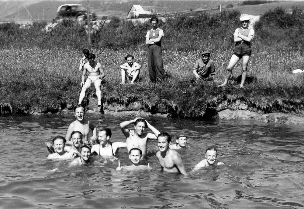 1942 — A happy occasion at Les Geymonds (Association Mémoire du lycée polonais - Polish High School Memorial Association).