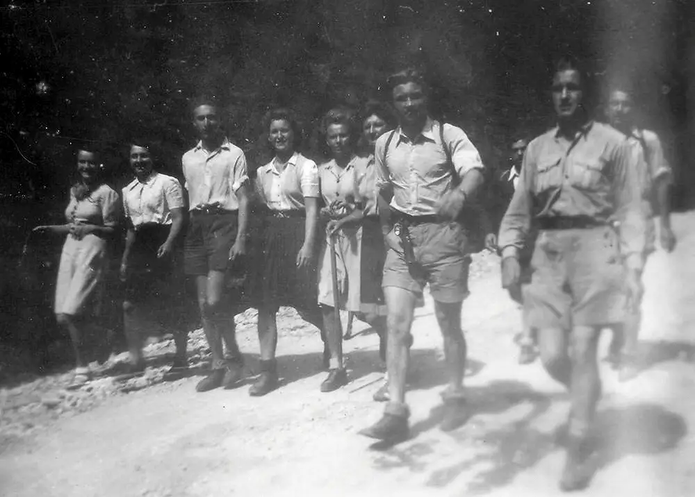 Going for a walk (Association Mémoire du lycée polonais - Polish High School Memorial Association).