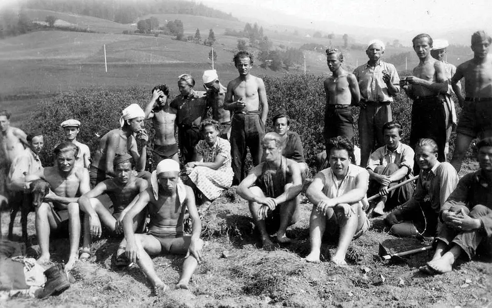 Working in the fields at Les Geymonds farm (Association Mémoire du lycée polonais - Polish High School Memorial Association).