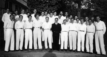 Mr Berger and his choir (Association Mémoire du lycée polonais - Polish High School Memorial Association).