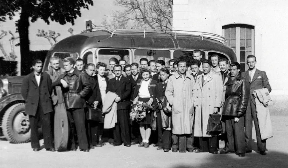 The choir on its way to a concert (Association Mémoire du lycée polonais - Polish High School Memorial Association).