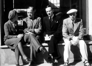 Second from left, Alexander Kawałkowski, president of the POWN resistance network, visiting the school. Here surrounded by Zofia Lukasiewiecz, Wacław Godlewski and Kazimierz Gerhardt (Association Mémoire du lycée polonais - Polish High School Memorial Association).