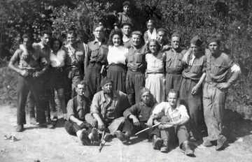 Ludwik Wilk, a carpenter at the high school, was the first to join the Resistance in Vercors in January 1944. You can recognise him, in the middle of the back row, by the white eagle on his beret (Association Mémoire du lycée polonais - Polish High School Memorial Association).