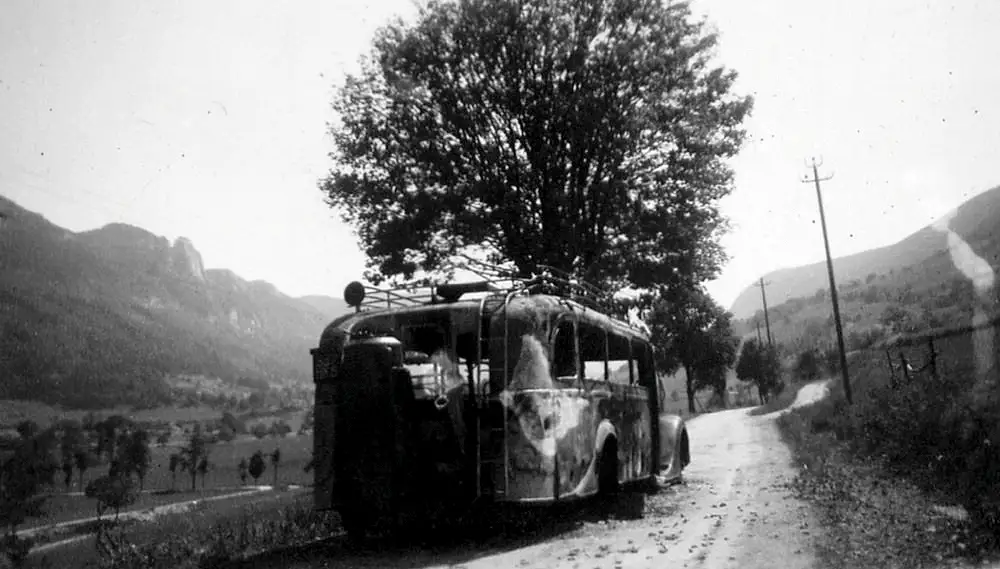A coach belonging to the Huillier transport company destroyed by the Germans during the fighting in the Vercors (Public domain).
