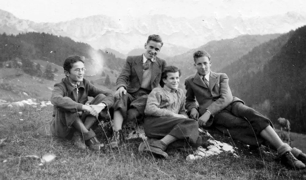 Kazimierz Siebeneichen, Second from left, in front of the mountains he knew so well (Association Mémoire du lycée polonais - Polish High School Memorial Association).