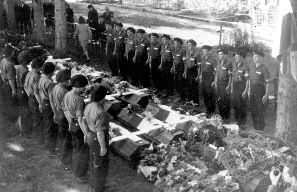 16 September 1944 — At the Villard-de-Lans cemetery, French and Polish soldiers pay tribute to the Vercors fallen (Association Mémoire du lycée polonais - Polish High School Memorial Association).