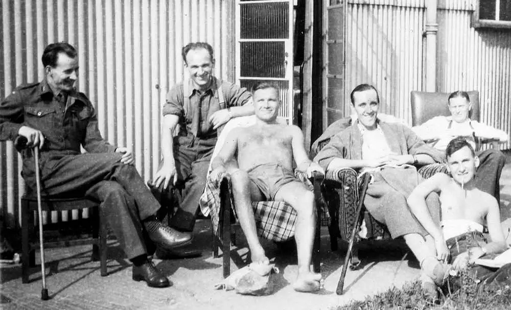 Recovering in hospital in the UK. On the left, Henryk Zdziarski. (Association Mémoire du lycée polonais - Polish High School Memorial Association).