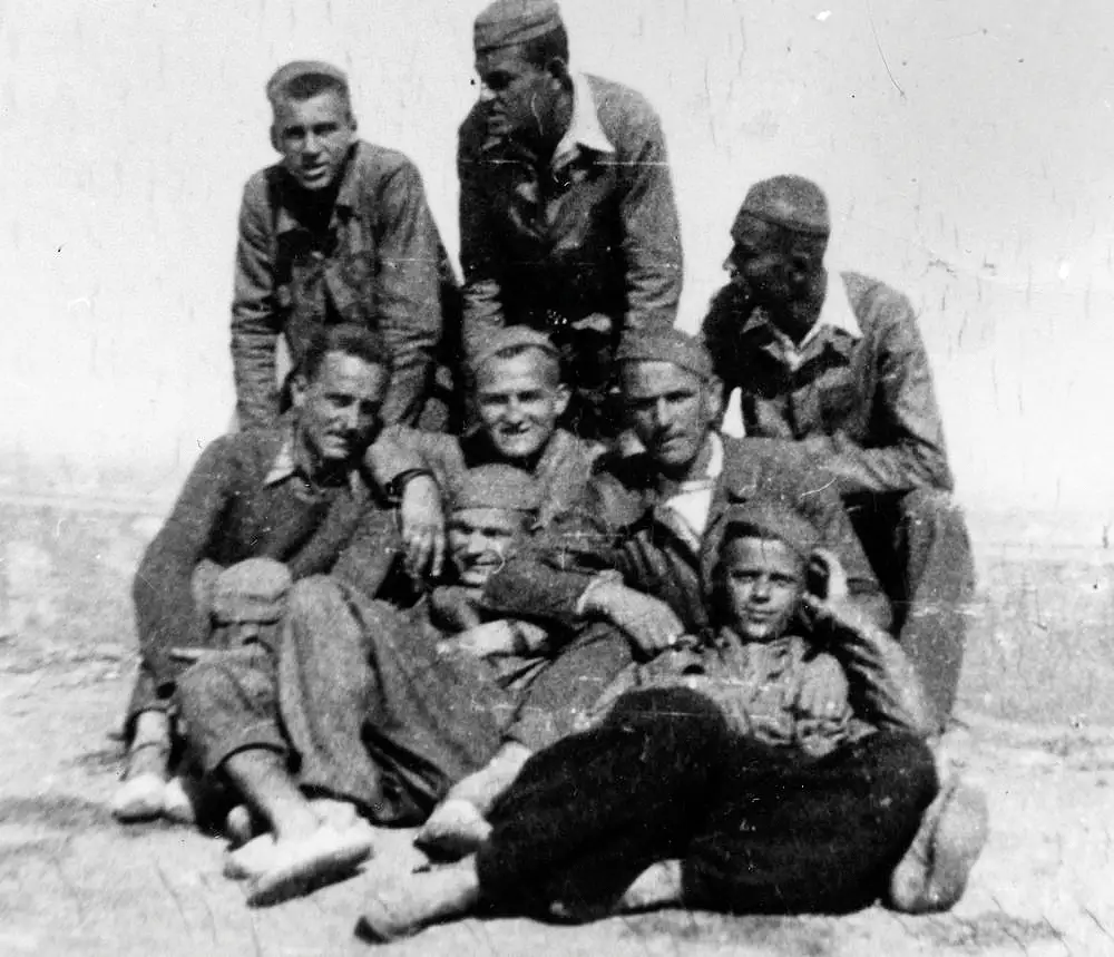 Eight “Villardians“ in the Miranda de Ebro concentration camp (Association Mémoire du lycée polonais - Polish High School Memorial Association).