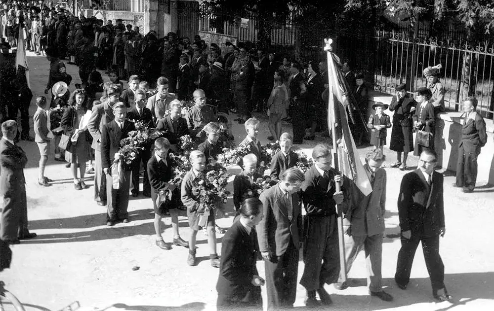 16 September 1944 — The school in procession for the burial in Villard of the victims of the Vercors (Association Mémoire du lycée polonais - Polish High School Memorial Association).