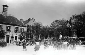 8 May 1945 in Villard-de-Lans’ square, soon to be named Place de la Libération (Association Mémoire du lycée polonais - Polish High School Memorial Association).