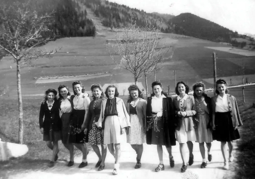 In Lans-en-Vercors, from right to left: Skoza Jozefa, Przezdzik Lidia, Wisniewska Janina, Przekowiak Eugenia, Dziubczynska Dioniza, Smyczynska Krystyna, Zabrocka Irena, Delingier Lodzia, Dziubkowska Helena, Navarra Lodzia (Association Mémoire du lycée polonais - Polish High School Memorial Association).