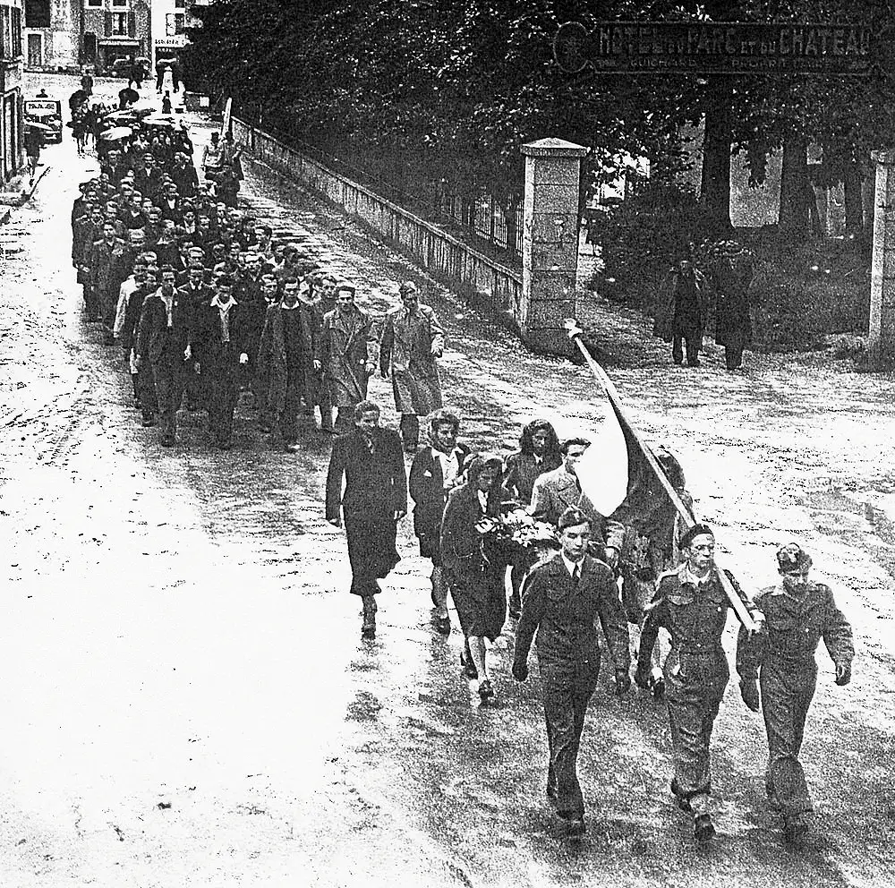 1946 — Alexander Uczinski, in the front row on the left, leads the school to the cemetery to pay tribute to fallen comrades (Association Mémoire du lycée polonais - Polish High School Memorial Association).