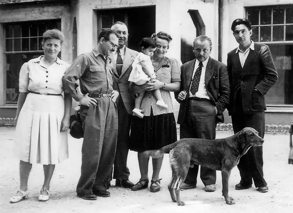 Headmaster Berger, second from left, surrounded by other teachers and staff (Association Mémoire du lycée polonais - Polish High School Memorial Association).