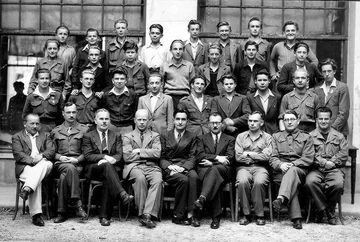 June 1946 - The fourth-year junior high school class and its teachers Tadeuz, Kupkiewicz, Nowakowski, Polaczek, Malbos, Berger, Mul, Komar and Wasiak (Association Mémoire du lycée polonais - Polish High School Memorial Association).